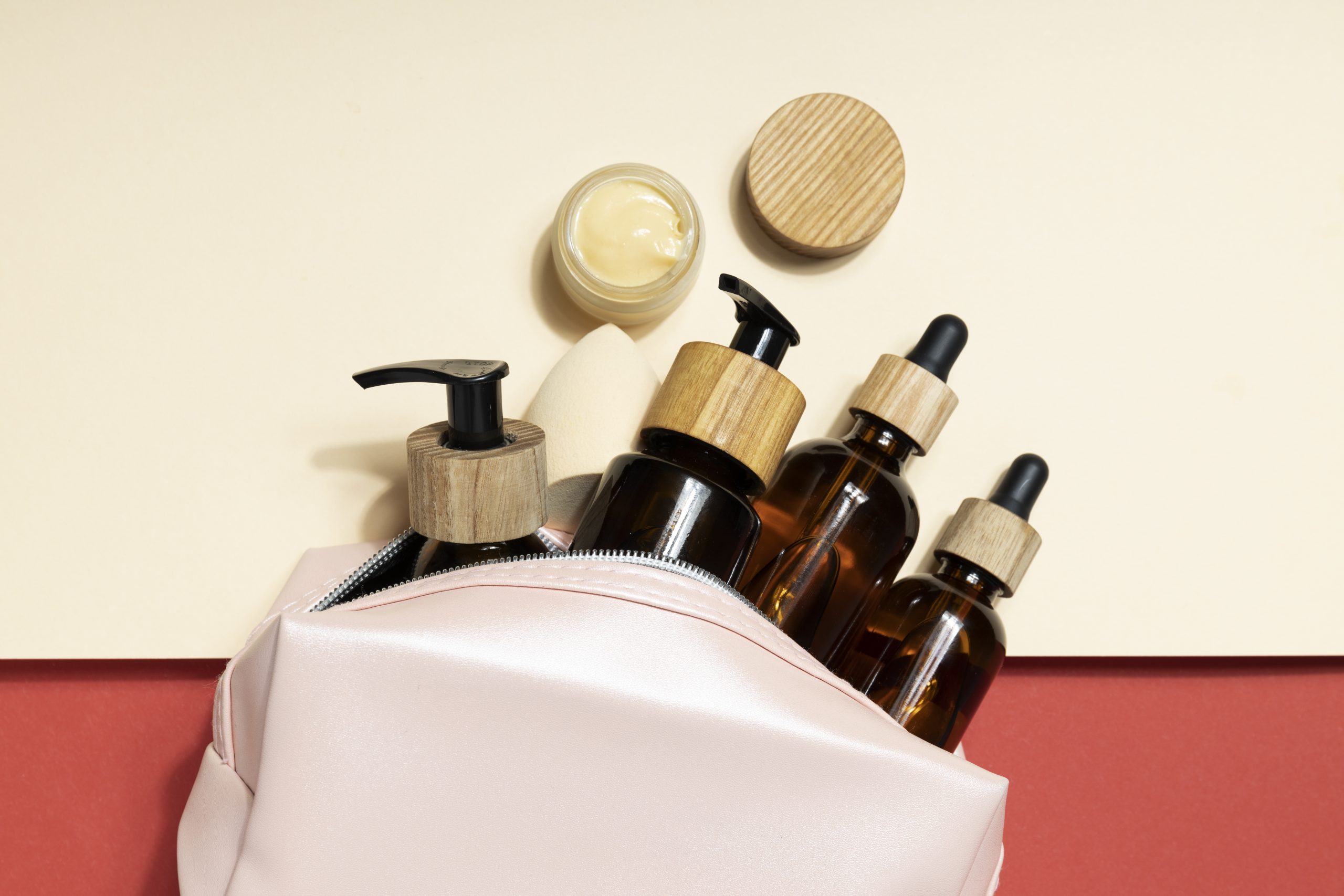 estojo-de-vaidade-com-produtos-flat-lay