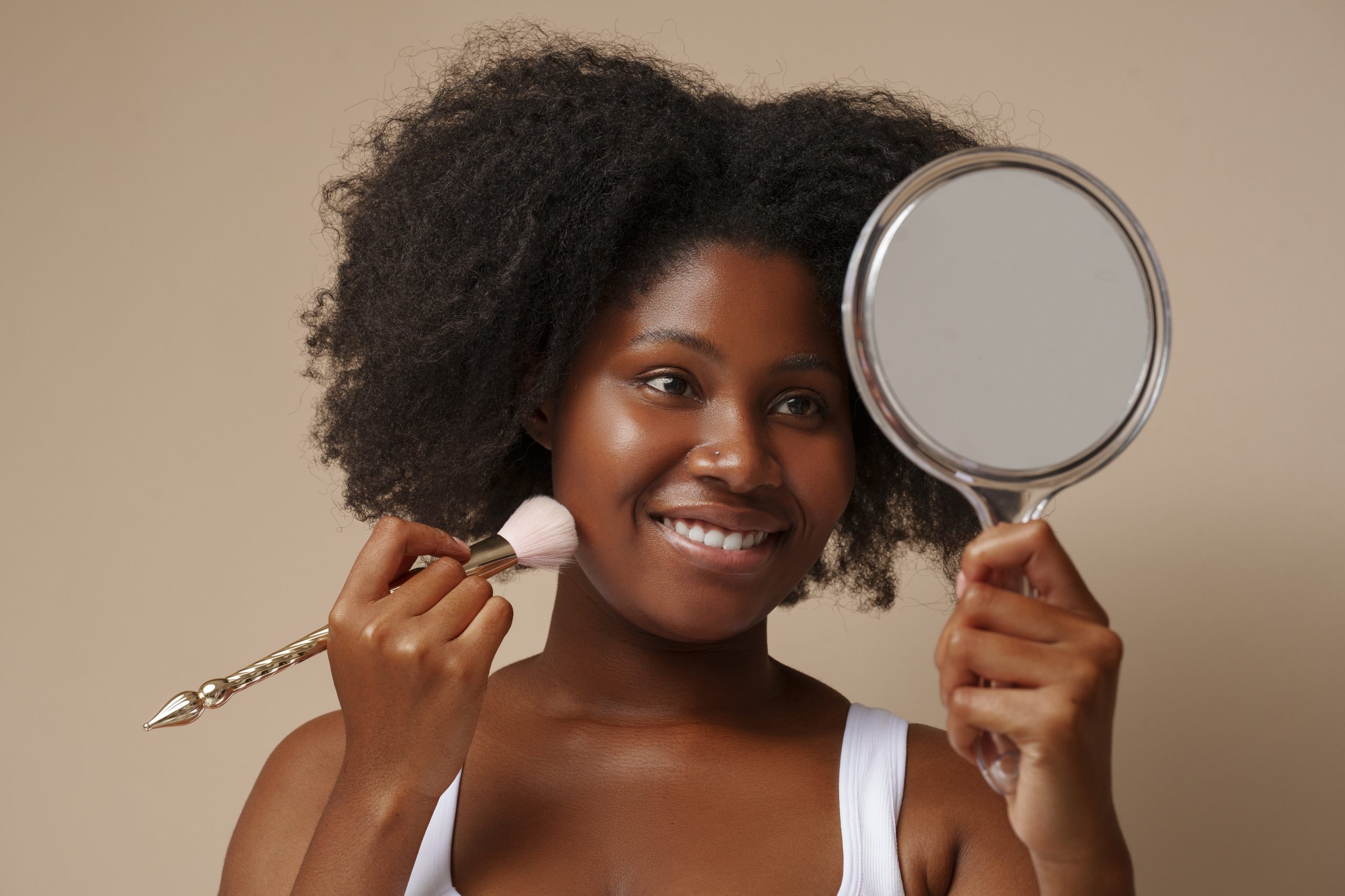 retrato-de-mulher-fazendo-seu-regime-de-beleza-e-rotina-de-cuidados-com-pele